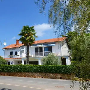 https://beautiful-apartments-first-row-to-the-sea.in-istria.net